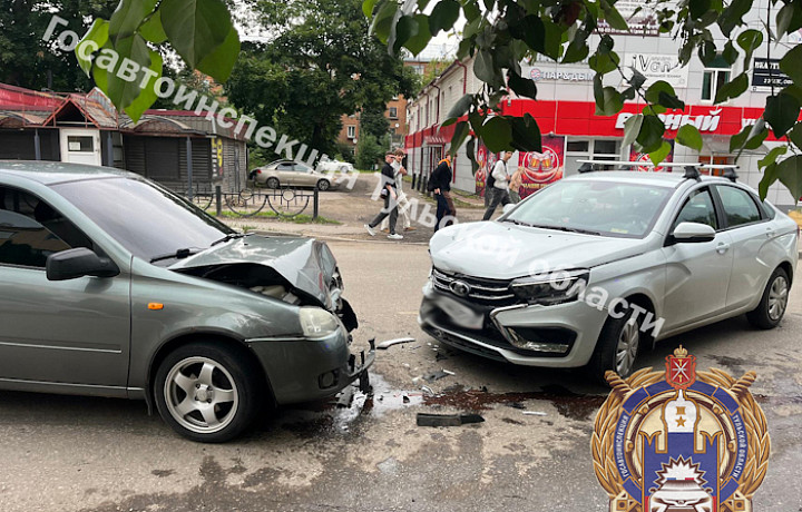 Две «Лады» попали в ДТП на улице Шахтеров в Новомосковске