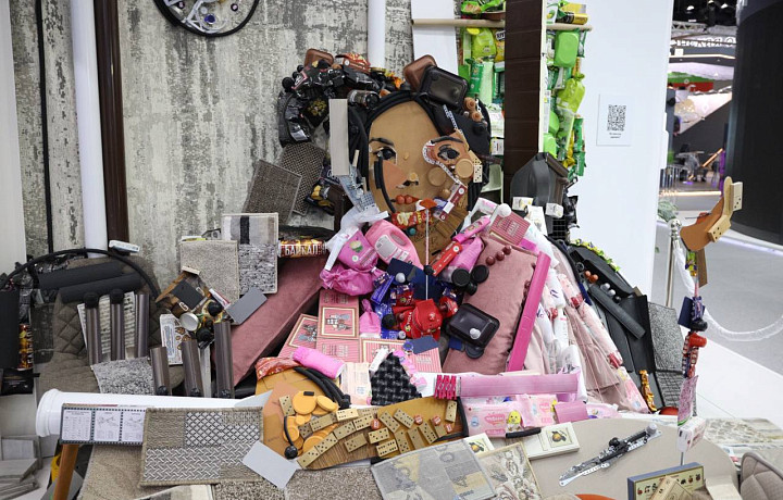 ПМЭФ 2023: из чего состоит девочка с персиками?