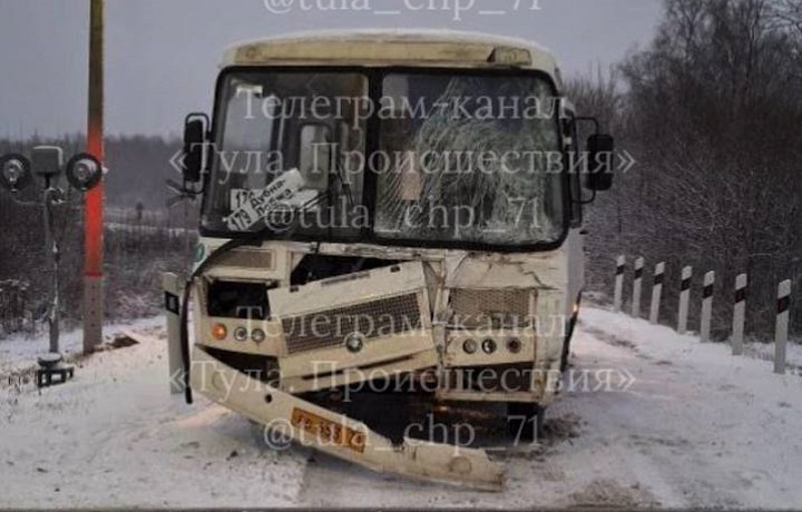 Очевидцы: под Тулой автобус въехал в проходящий пригородный поезд