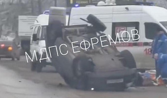 В Ефремова водитель не справился с управлением и перевернулся