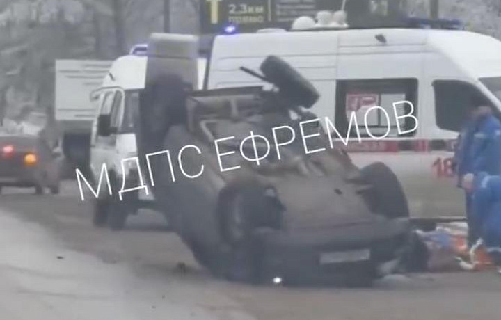 В Ефремова водитель не справился с управлением и перевернулся