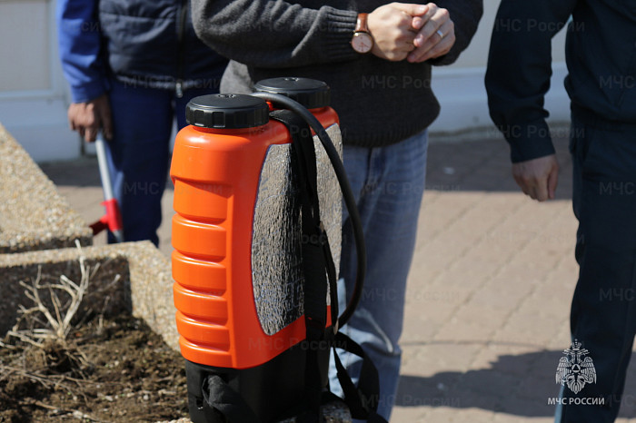 Сотрудники МЧС во время рейда в Туле поймали женщину, сжигавшую сухую траву