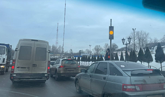 В тульском поселке Косая Гора на перекрестке Щекинского и Орловского шоссе не работает светофор