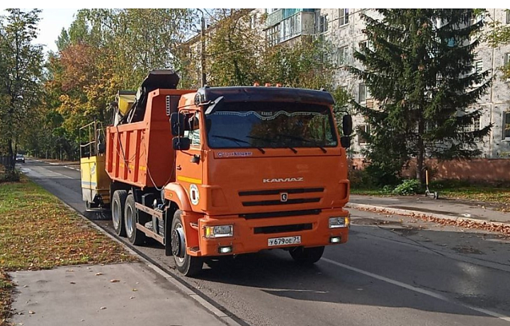 В Туле 3 октября продолжилась уборка дорог и тротуаров