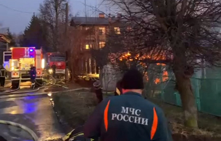 Обошлось без пострадавших: спасатели потушили пожар в жилом доме и гараже в Туле