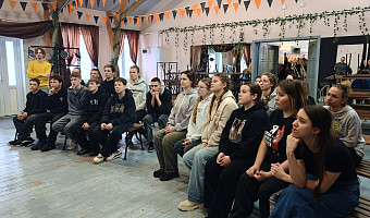 В «Поленово» на отдых заехали глухие дети из Донецка: для них организовали бесплатные поездки в музеи региона