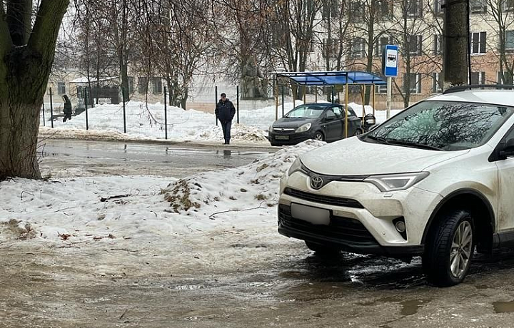 В Новомосковске автомобиль въехал в остановку на улице Дружбы