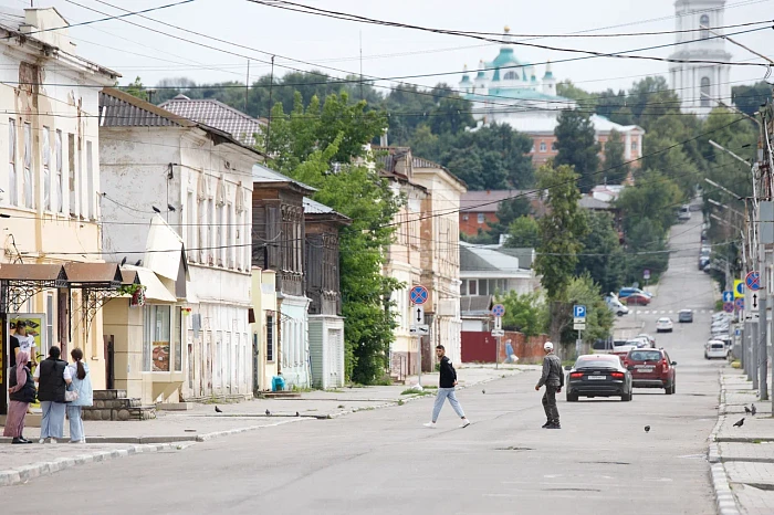 Пустеющая улица Пирогова в Туле: работа без вывесок и патрули ГИБДД