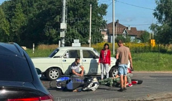 На Веневском шоссе в Туле сбили водителя скутера