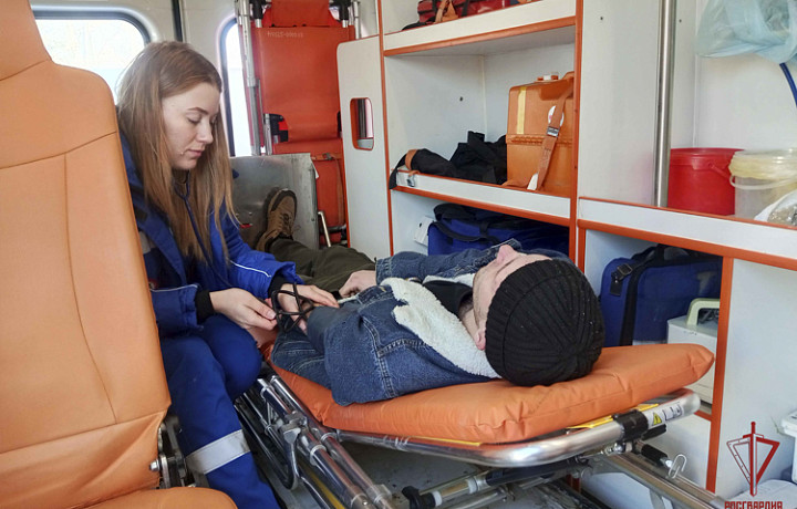 Тульские росгвардейцы задержали условного дебошира в машине скорой помощи