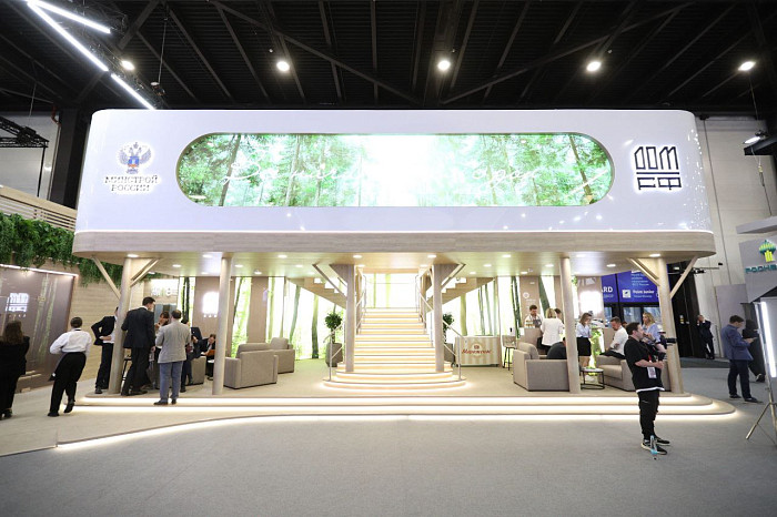 Люди, машины, роскошь: яркие фото третьего дня ПМЭФ-2024