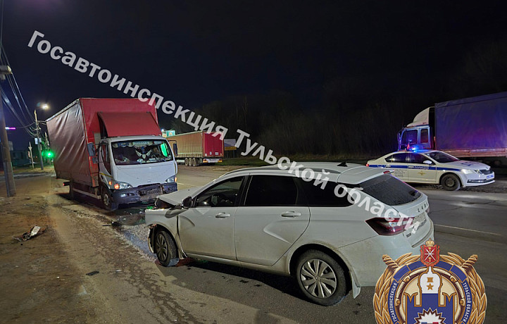 ﻿«Лада» вылетела на «встречку» и устроила ДТП на Новомосковском шоссе в Туле