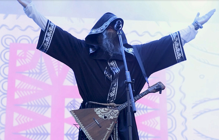 Простая, звонкая, народная: почему детей все чаще отправляют учиться играть на балалайке – объясняют преподаватели и нейромонах Феофан