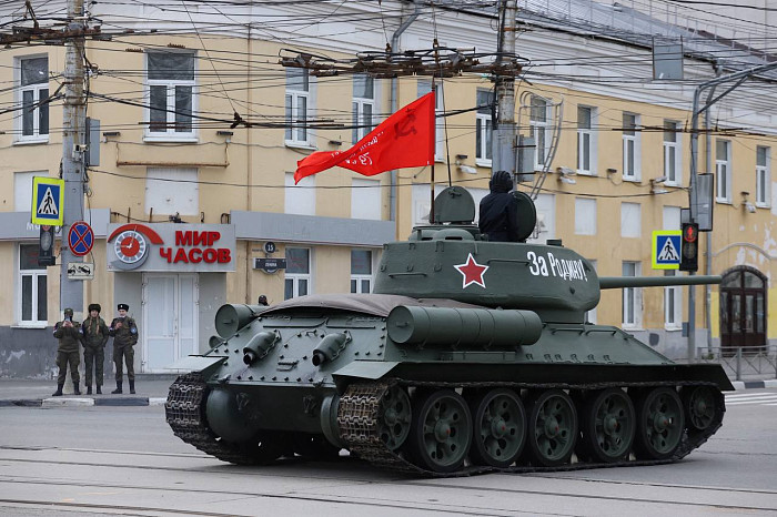 На площади Ленина в Туле прошел Парад Победы: фоторепортаж