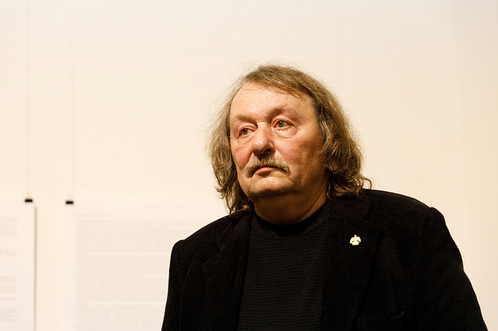 Таинственные маски и средневековые мотивы: в Туле открылась выставка художника Александра Майорова