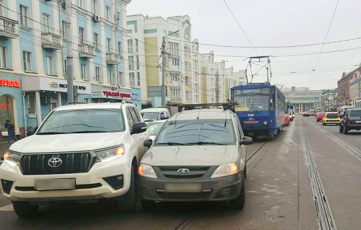 На пересечении улиц Советской и Тургеневской в Туле ДТП спровоцировало задержку трамваев