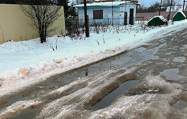 На улице Партизанской в Туле уберут наледь с проезжей части