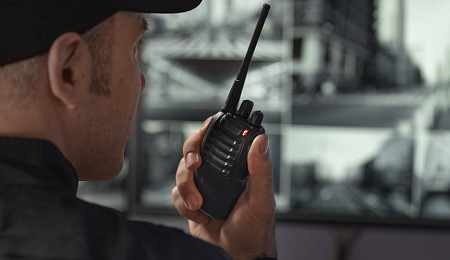 За сыр и колбасу ножевые нанесу: какие полномочия есть у охранников супермаркетов, и как отстоять свои права в конфликтных ситуациях