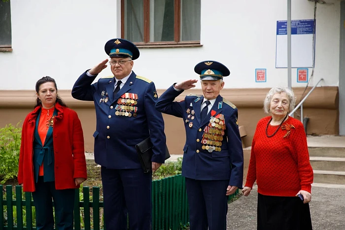 Тульские кадеты и студенты поздравили ветерана Великой Отечественной войны с наступающим Днем Победы