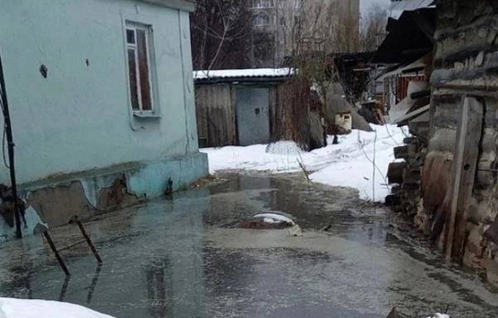 На улице Средней Приокской в Алексине подтопило участки из-за порыва канализации