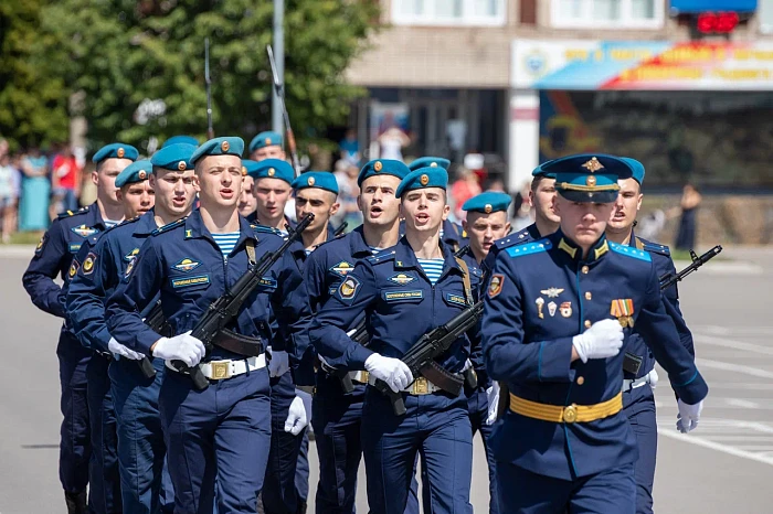 Алексей Дюмин поздравил тульских десантников с Днем ВДВ