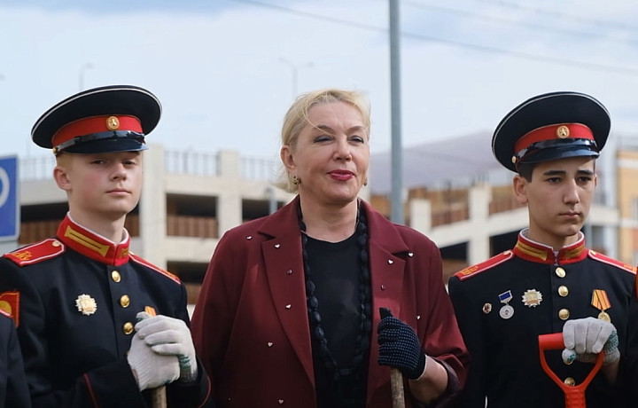 Арина Шарапова встретилась со студентами Тульского педуниверситета и поучаствовала в высадке аллеи