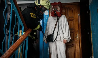 Из горящей квартиры в Новомосковске пожарные спасли восемь человек