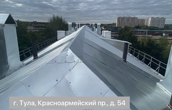 В Туле отремонтировали скатные крыши двух домов на Красноармейском проспекте
