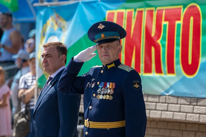 Алексей Дюмин поздравил тульских десантников с Днем ВДВ