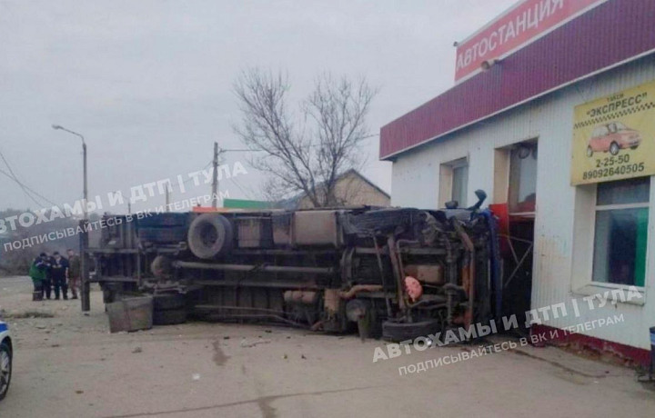 В Тульской области грузовик влетел в автостанцию