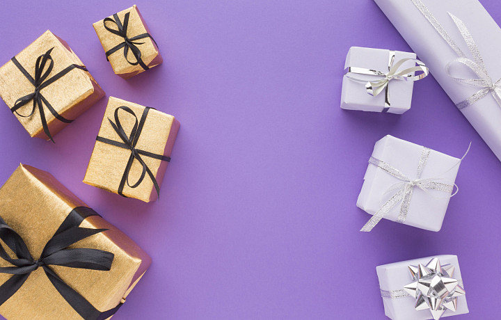 Это тебе сейчас, но как будто на 23 февраля: сколько стоят привычные подарки для мужчин и женщин, если купить их уже сейчас 