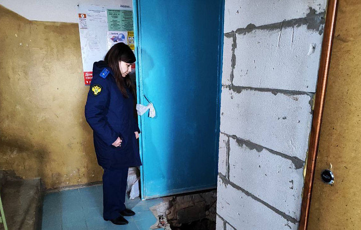 Жители дома на улице Щегловская Засека пожаловались на дырку в полу подъезда