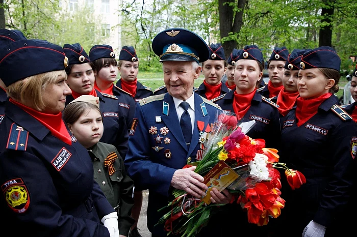 Тульские кадеты и студенты поздравили ветерана Великой Отечественной войны с наступающим Днем Победы