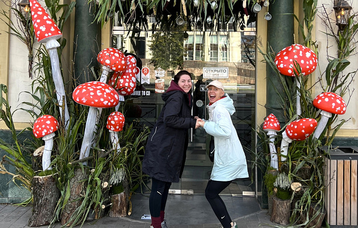 «Мы - волшебницы с дрелью, лобзиком и гигантскими мухоморами»: тульские декораторы рассказали, как создают новогоднюю магию 