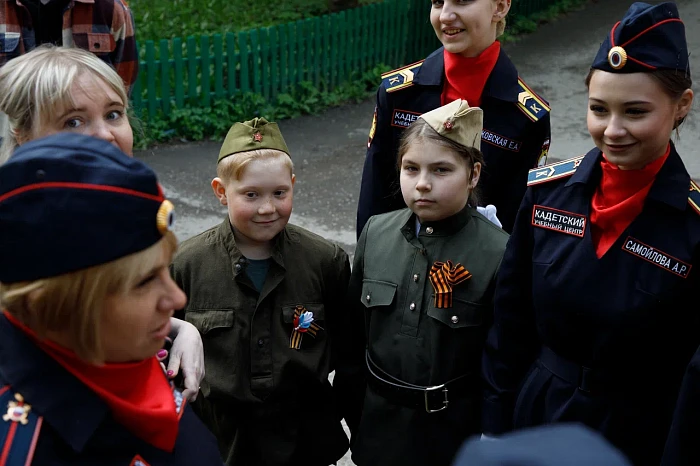 Тульские кадеты и студенты поздравили ветерана Великой Отечественной войны с наступающим Днем Победы