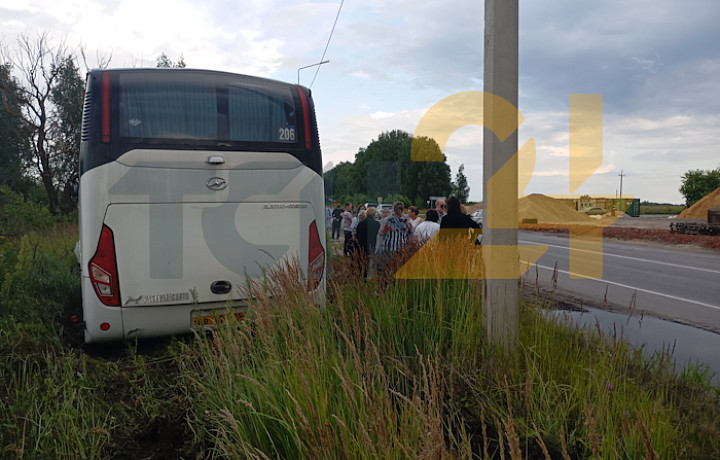 Пассажирский автобус попал в ДТП на Новомосковском шоссе в Туле