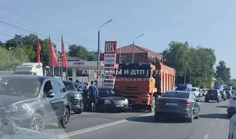 Самосвал и легковушка устроили ДТП и пробку на улице Рязанской в Туле