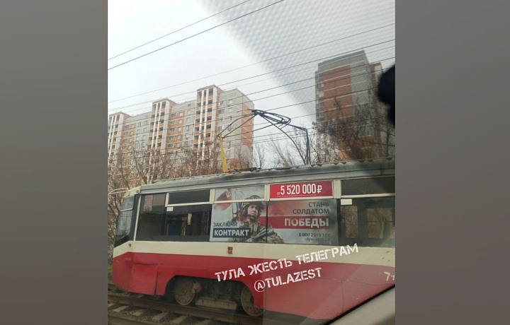Перед Павшинским мостом в Туле встали трамваи