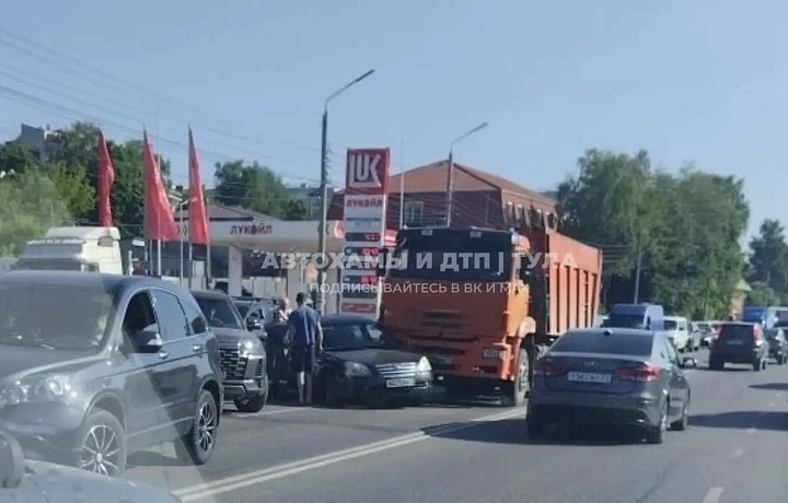 Самосвал и легковушка устроили ДТП и пробку на улице Рязанской в Туле