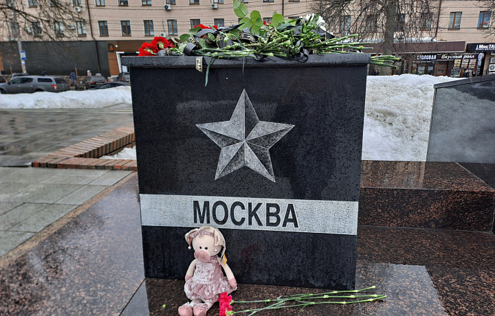 Туляки возложили цветы на площади Победы в память о жертвах теракта в «Крокусе»
