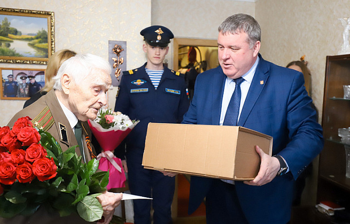 Глава тульской администрации поздравил ветеранов с Днем Победы