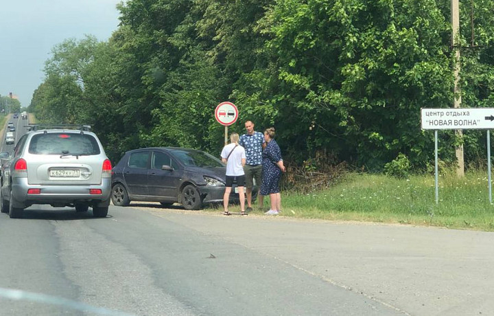 У центра отдыха «Новая волна» в Туле столкнулись Peugeot и Renault