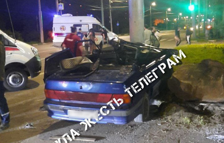 ﻿«ВАЗ» влетел в столб ночью на улице Октябрьской в Туле