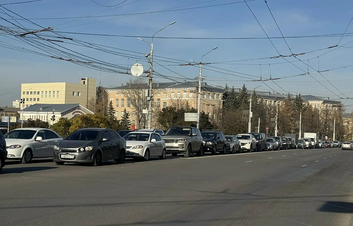 На проспекте Ленина в Туле в сторону Зеленстроя образовалась огромная пробка