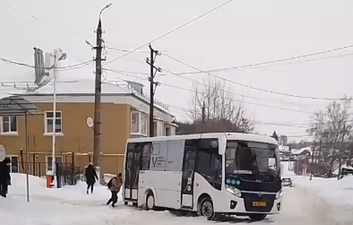 Соцсети: в Богородицке подростки толкали застрявший автобус