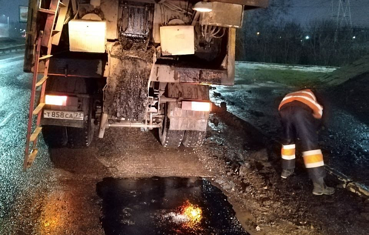 В Туле залили литым асфальтом яму на улице Рязанской, оставившую без колес четыре машины