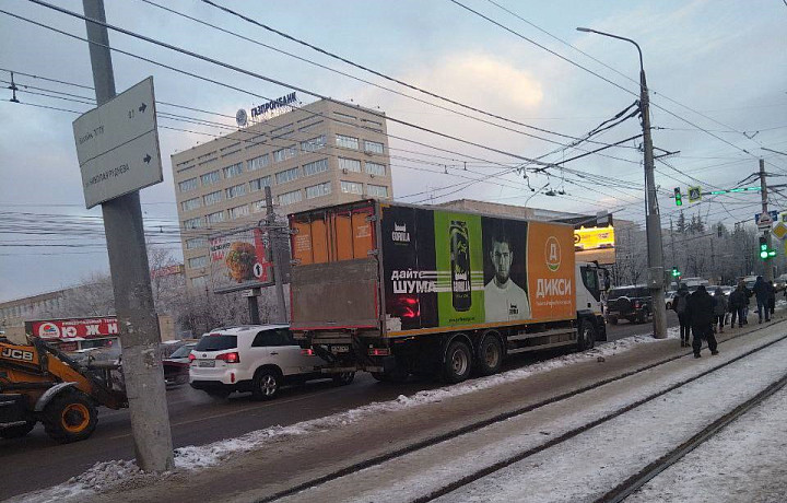 На проспекте Ленина в Туле произошло ДТП с легковушкой и грузовиком