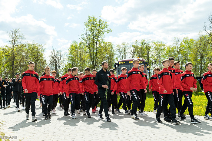 Футболисты «Арсенала» и волейболистки «Тулицы-2» возложили цветы к мемориалу «Защитникам неба Отечества»