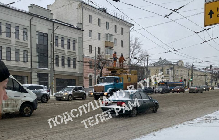 На улице Октябрьской в Туле собралась пробка у Зареченского моста из-за ремонтных работ