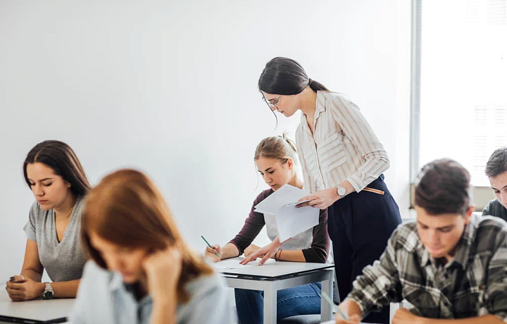 Списывать контрольные и «домашку» в школьные годы давали одноклассникам 77% туляков